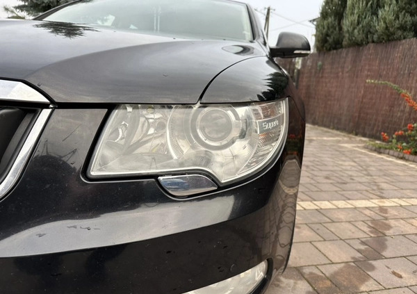 Skoda Superb cena 30000 przebieg: 326000, rok produkcji 2011 z Warszawa małe 277